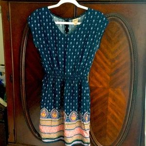 Short sleeve dress scrunched at the waist with pockets right above the knees